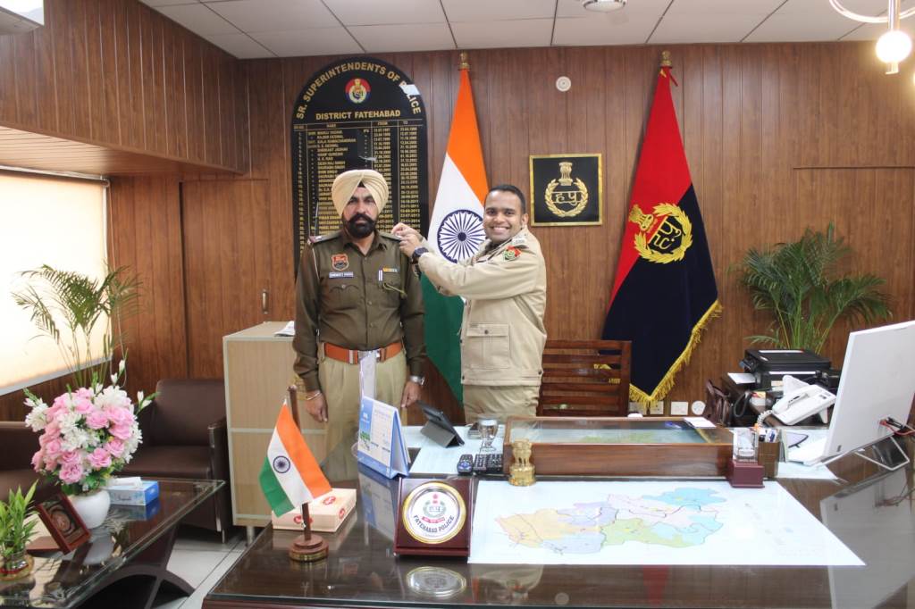 मुख्य सिपाही गुरमीत को सहायक उपनिरीक्षक पद पर पदोन्नति पुलिस अधीक्षक श्री सिद्धांत जैन ने दी बधाई